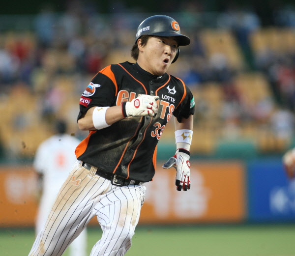 홈을 향해 달리고 있는 정훈선수